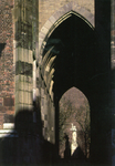 601965 Gezicht door de onderdoorgang van de Domtoren (Domplein) te Utrecht op het Verzetsmonument op het Domplein.